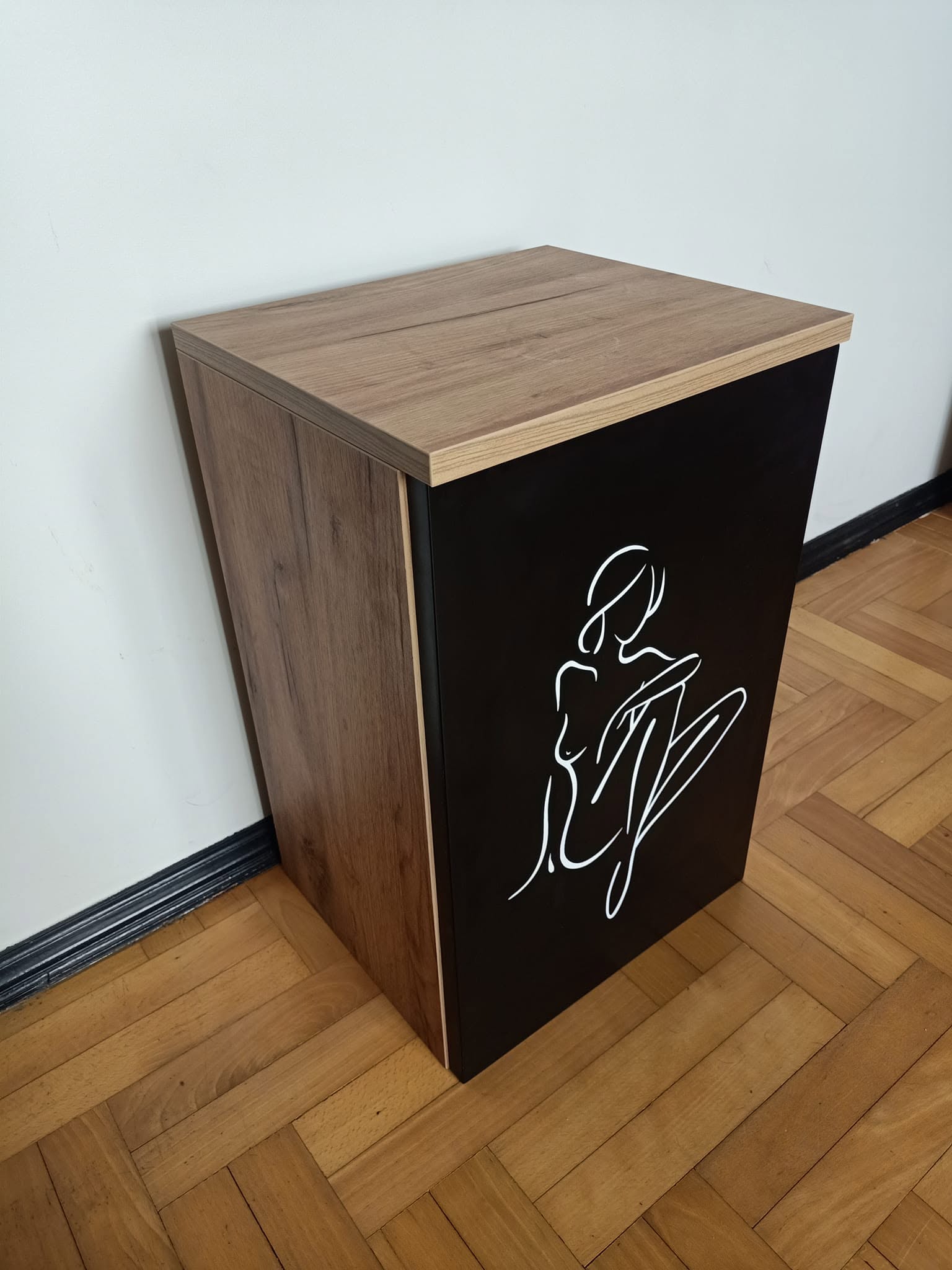 Komoda z frontem graficznym