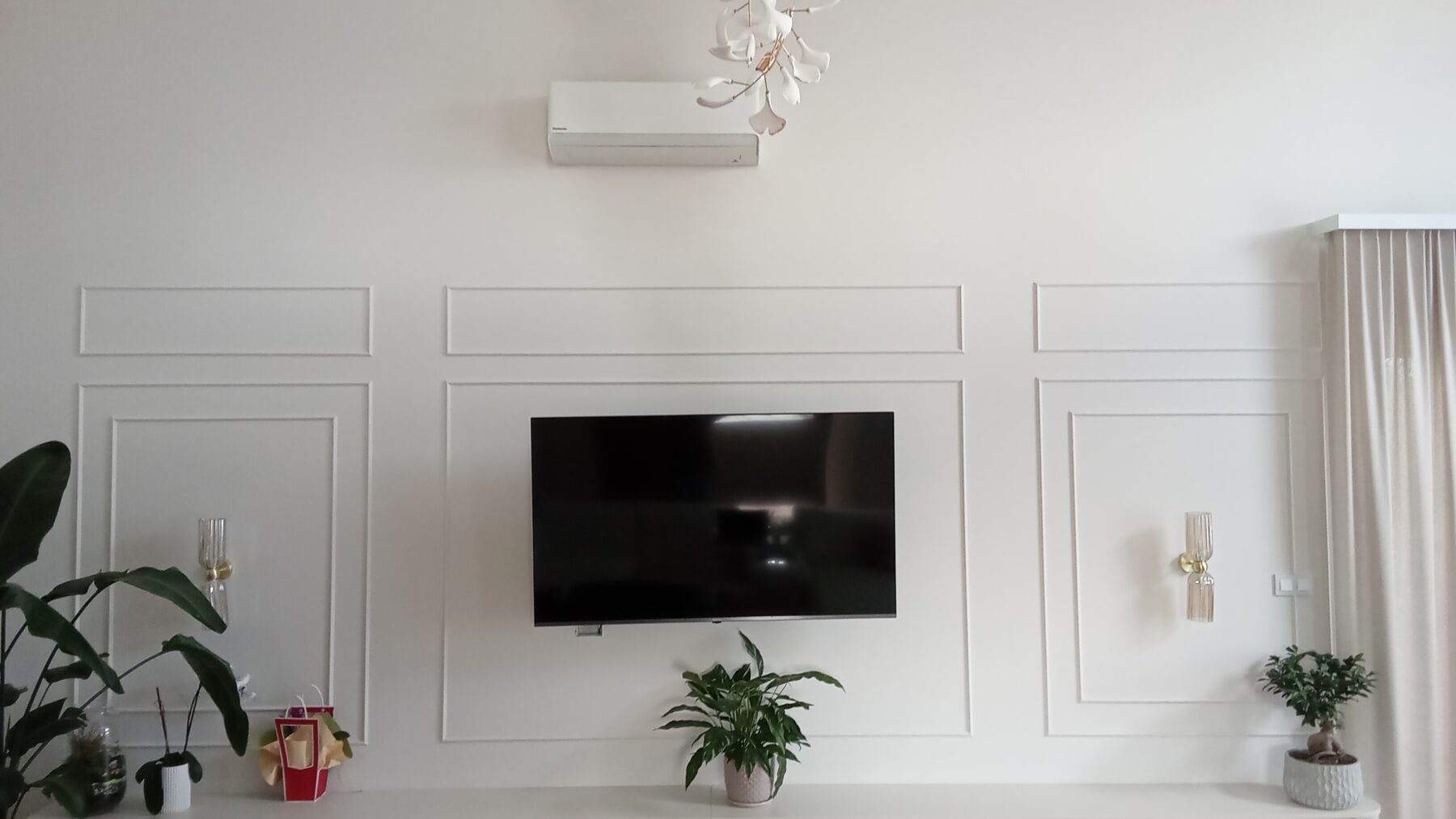 Salon z zabudową pod telewizor